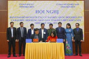 Ký kết bàn giao hồ sơ người ứng cử Đại biểu Quốc hội khóa XVI và đại biểu Hội đồng Nhân dân tỉnh Điện Biên khóa XVI, nhiệm kỳ 2026-2031. (Ảnh: Xuân Tư/TTXVN)