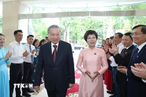 Tổng Giám đốc TTXVN Vũ Việt Trang đón Tổng Bí thư Tô Lâm dự Lễ kỷ niệm 80 năm Thông tấn xã Việt Nam. (Ảnh: Lâm Khánh/TTXVN)
