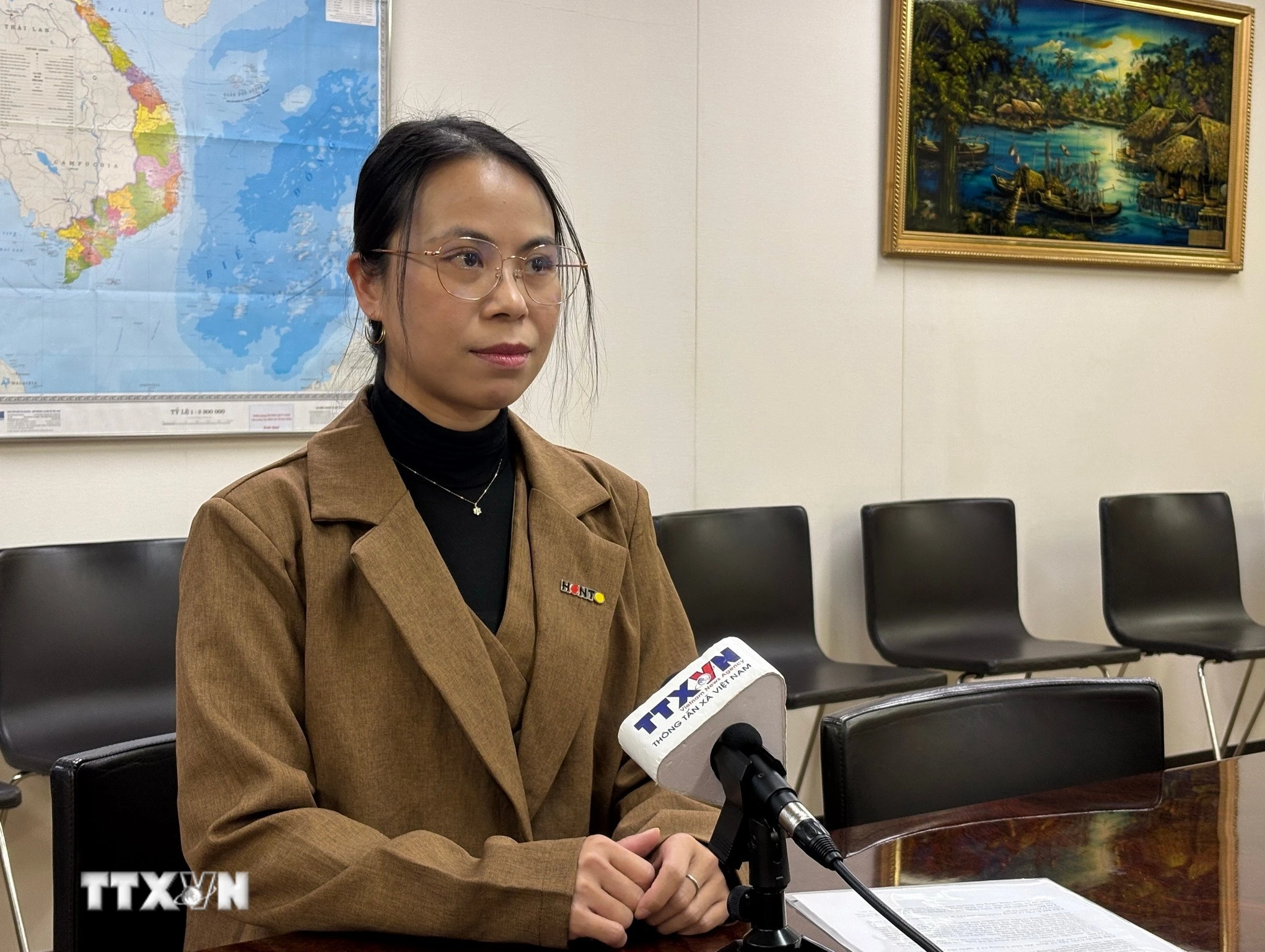 Chị Đỗ Thị Minh Phương, Tổng thư ký Liên hiệp hội người Việt Nam tại Nhật Bản, trả lời phỏng vấn của phóng viên TTXVN. (Ảnh: Xuân Giao/TTXVN)