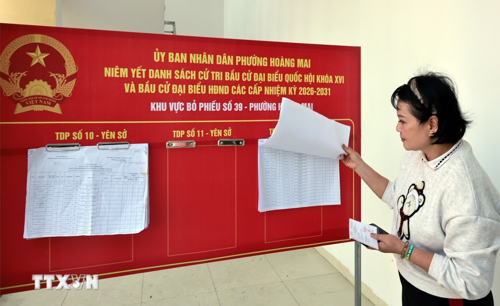 Cử tri kiểm tra danh sách cử tri tại khu vực bầu cử số 39. (Ảnh: Trần Việt/TTXVN)