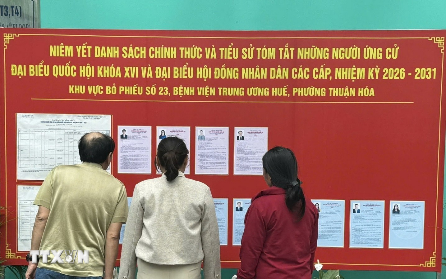 Người nhà và bệnh nhân tìm hiểu thông tin bầu cử tại Bệnh viện Trung ương Huế. (Ảnh: Mai Trang/TTXVN)