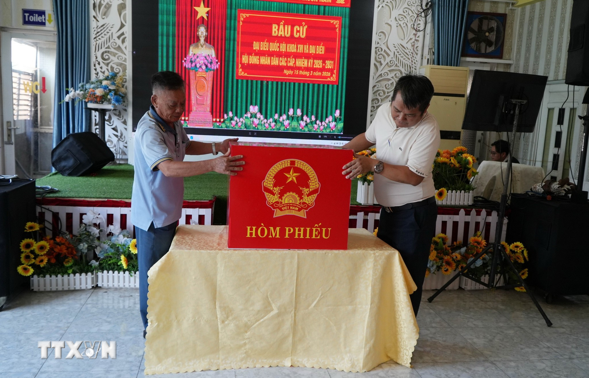 Một điểm bầu cử trên địa bàn tỉnh Đồng Nai được tổ chức trong khuôn viên nhà của một hộ gia đình. (Ảnh: Lê Xuân/TTXVN)