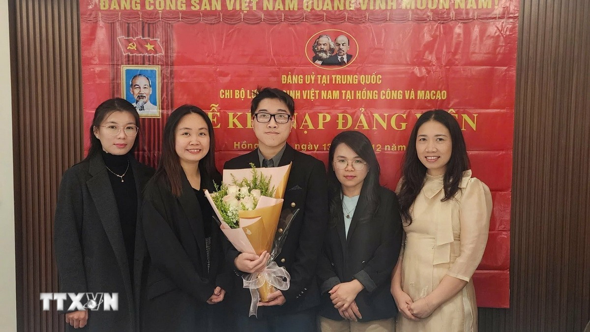 Nguyễn Thị Xuân Huệ (thứ hai, bên trái), nghiên cứu sinh chuyên ngành Ngôn ngữ học ứng dụng tiếng Anh tại Đại học Macau (Trung Quốc), Bí thư Chi bộ Lưu học sinh Việt Nam tại Hong Kong và Macau tại lễ kết nạp đảng viên mới. (Nguồn: TTXVN phát)