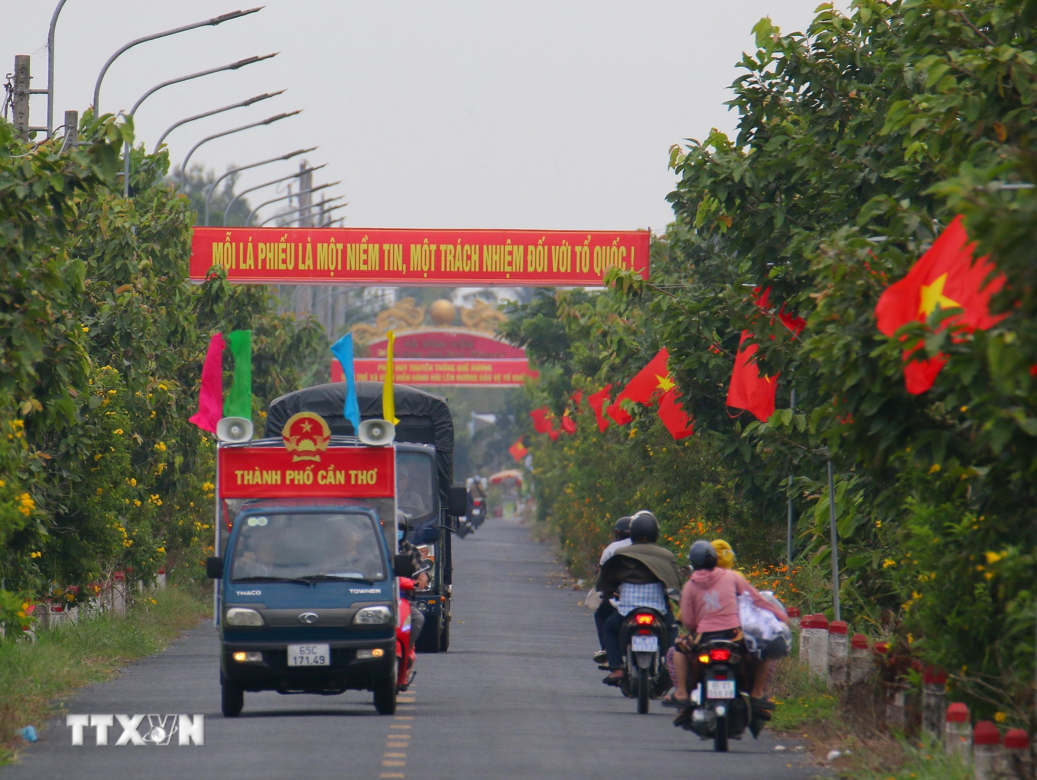 Tuyên truyền cuộc bầu cử bằng hình thức treo băngrôn, xe lưu động trên địa bàn xã Vĩnh Viễn, thành phố Cần Thơ. (Ảnh: Duy Khương/TTXVN)