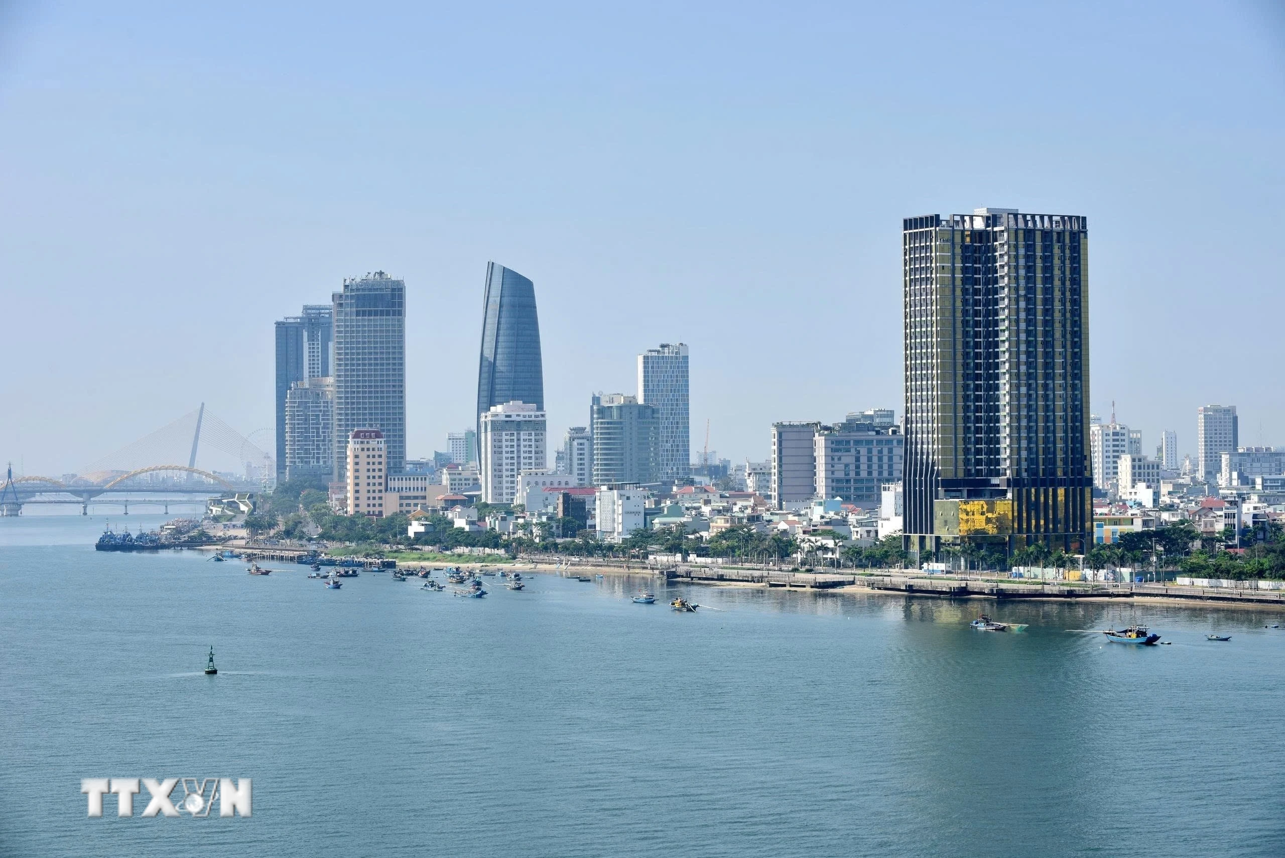 Nhiều doanh nghiệp tư nhân đầu tư vào lĩnh vực dịch vụ, bất động sản ở Đà Nẵng. (Ảnh: TTXVN phát)
