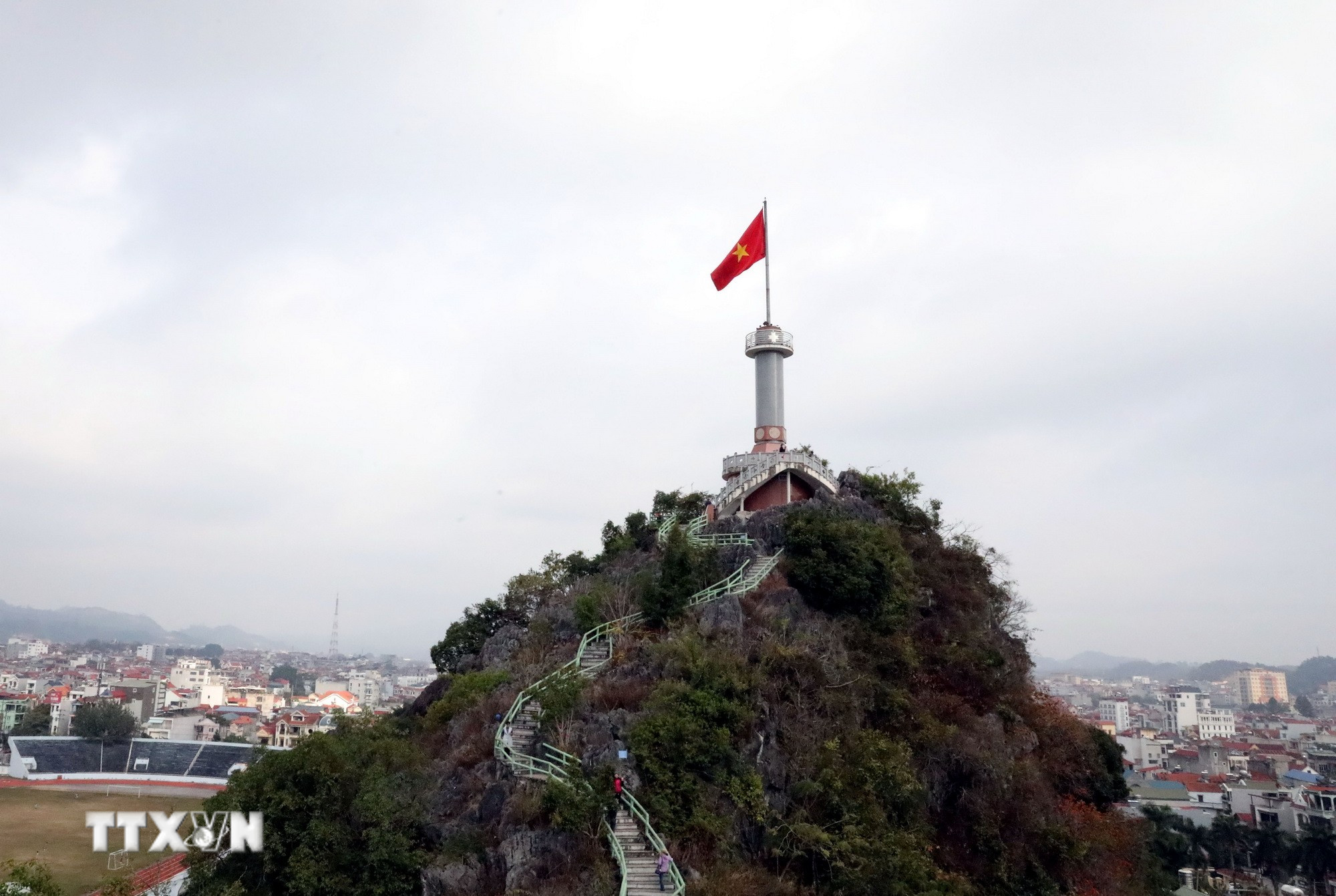 Cột cờ núi Phai Vệ - biểu tượng của Lạng Sơn. (Ảnh: Văn Đạt/TTXVN)