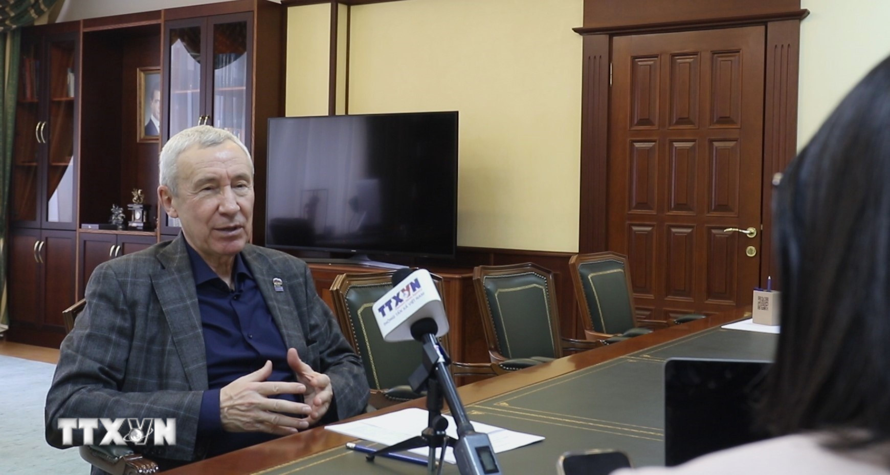 Ủy viên Đoàn Chủ tịch Hội đồng tối cao của Đảng “Nước Nga Thống nhất” (ER) Andrey Klimov trò chuyện, trao đổi với phóng viên TTXVN tại Nga. (Ảnh: Trần Hải/TTXVN)