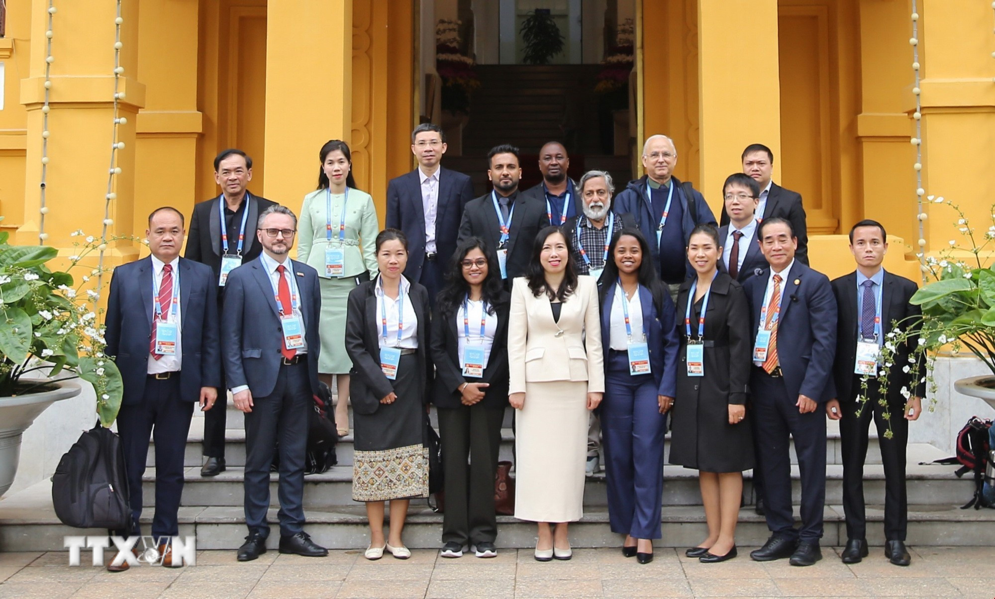 Thứ trưởng Ngoại giao Lê Thị Thu Hằng tiếp đoàn phóng viên nước ngoài đưa tin Đại hội Đảng lần thứ XIV. (Nguồn: TTXVN phát)