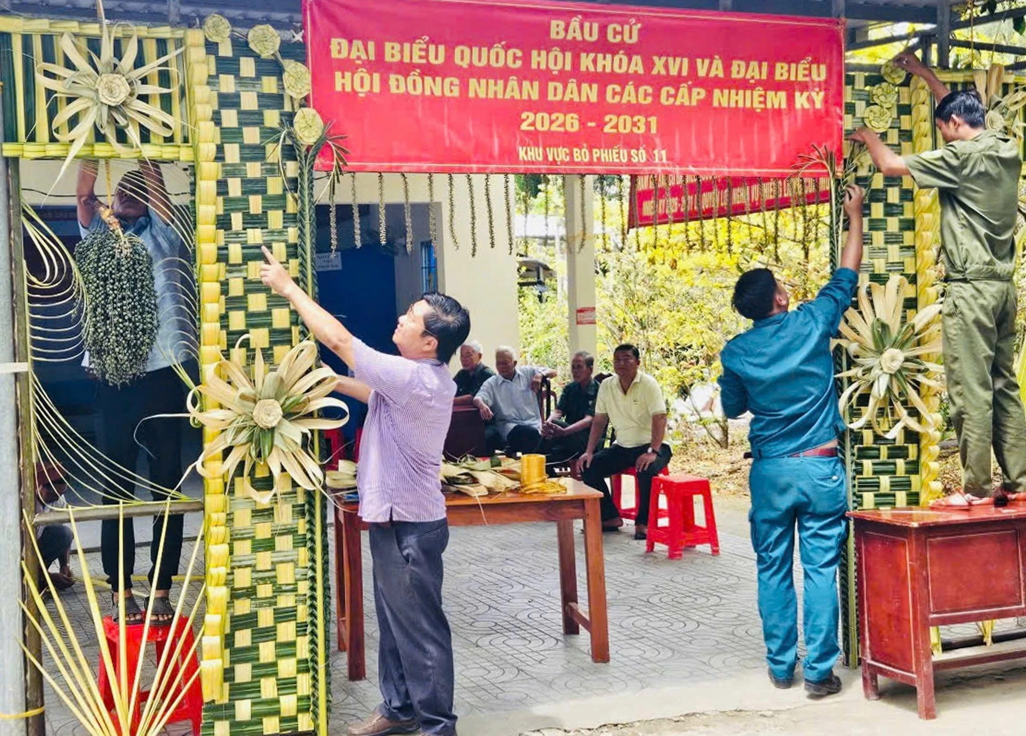 Khu vực bỏ phiếu tại xã Vĩnh Bình (tỉnh An Giang) được trang trí bằng lá dừa tạo không khí vui tươi, phấn khởi cho ngày hội non sông. (Ảnh: Văn Sĩ/TTXVN)