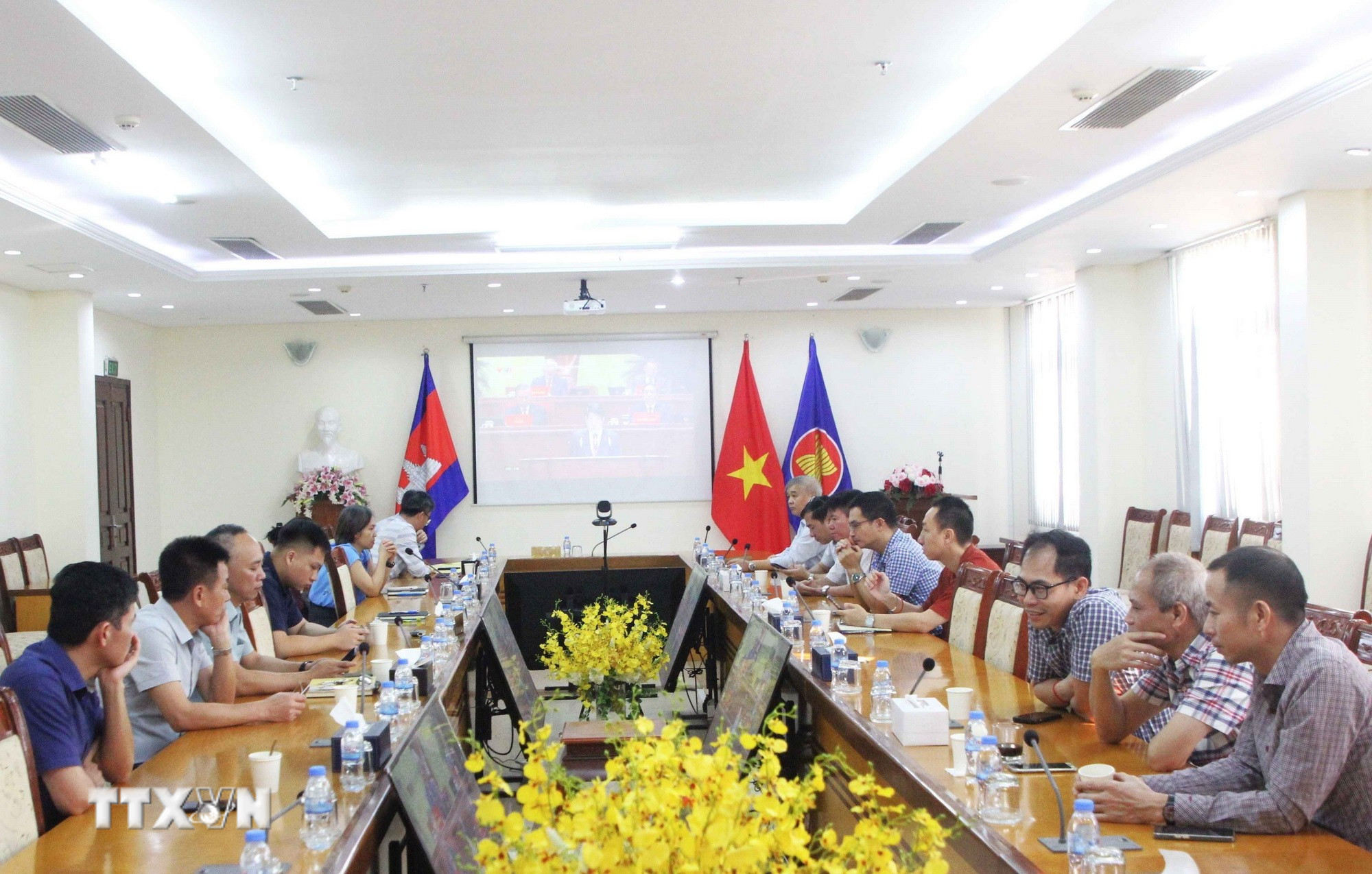 Các đảng viên thuộc Chi bộ Khối Văn phòng Đại sứ quán và Chi bộ phu nhân - phu quân theo dõi truyền hình trực tiếp Lễ khai mạc Đại hội XIV của Đảng tại Đại sứ quán Việt Nam ở thủ đô Phnom Penh. (Ảnh: Hoàng Minh/TXTVN)