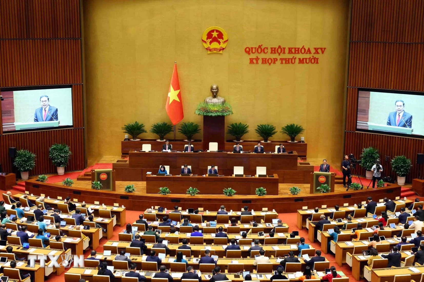 Các đại biểu Quốc hội trong kỳ họp lần thứ 10, Quốc hội khóa XV. (Ảnh: Doãn Tấn/TTXVN)