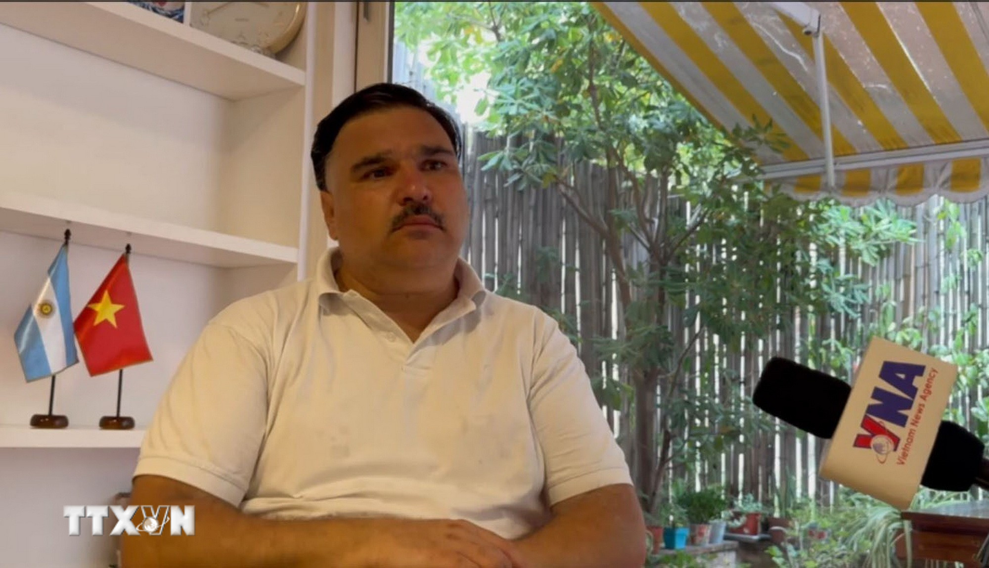 Giáo sư Ezequiel Ramoneda, điều phối viên Trung tâm Nghiên cứu Đông Nam Á (CESEA) của Argentina, trả lời phỏng vấn phóng viên TTXVN tại Buenos Aires. (Ảnh: Diệu Hương/TTXVN)