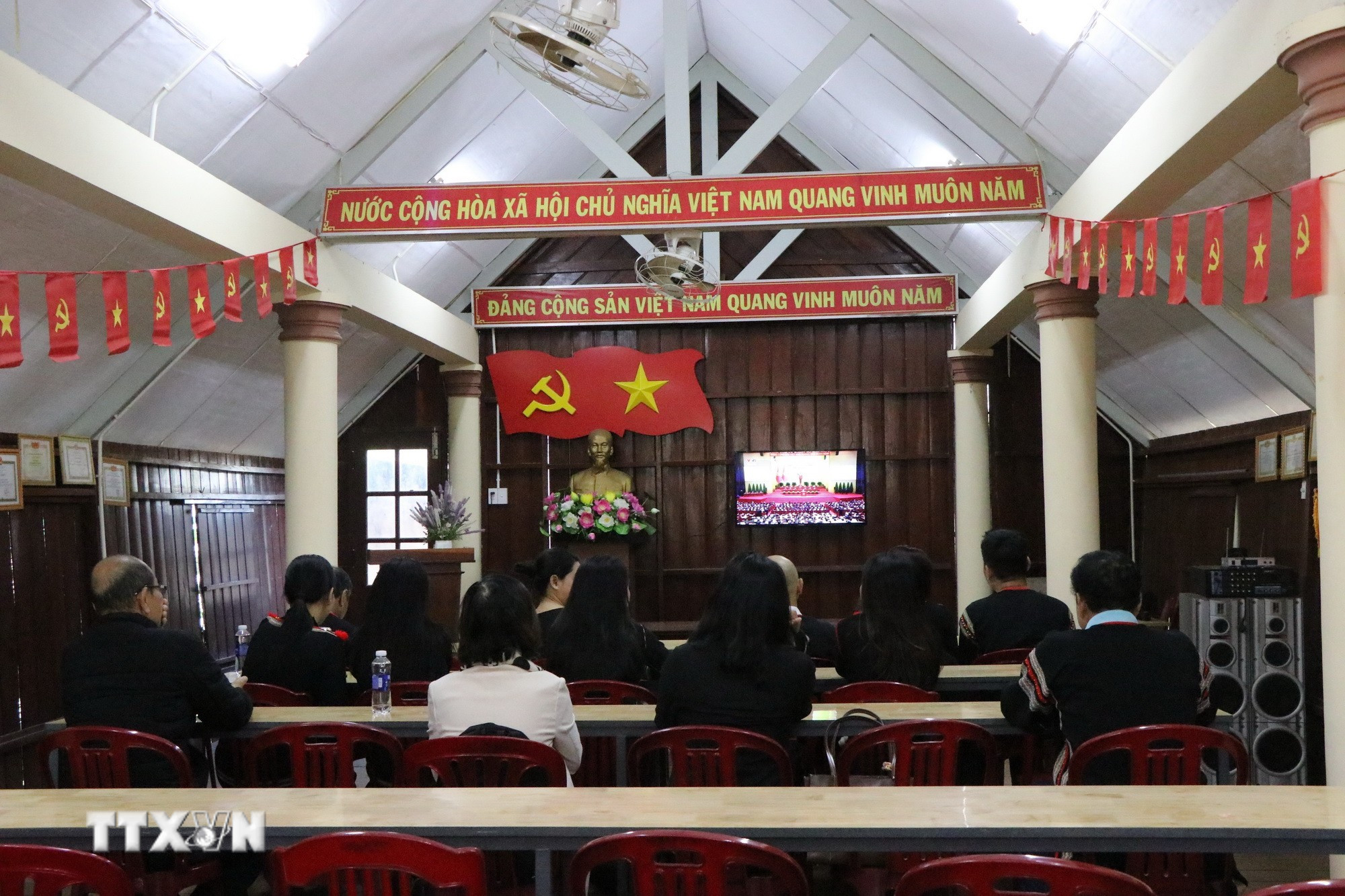 Bà con tại buôn Ako Dhông, phường Buôn Ma Thuột (tỉnh Đắk Lắk) tập trung theo dõi sự kiện chính trị trọng đại của đất nước. (Ảnh: Nguyên Dung/TTXVN)