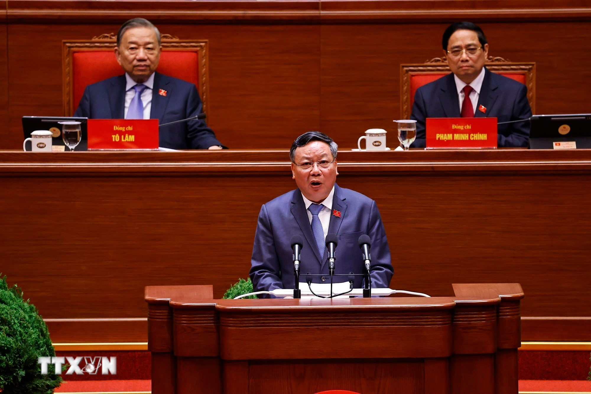 Đồng chí Nguyễn Văn Phong, Phó Bí thư Thường trực Thành ủy Hà Nội, tham luận về vấn đề “Đổi mới phương thức lãnh đạo, xây dựng Đảng bộ thành phố Hà Nội trong sạch, vững mạnh, kiểu mẫu, góp phần đưa đất nước vững bước vào kỷ nguyên vươn mình của dân tộc.” (Nguồn: TTXVN)