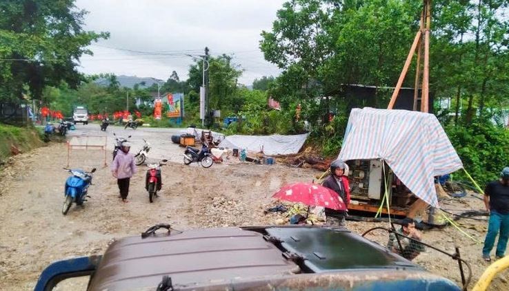 Xã Trà Liên huy động mọi lực lượng để khắc phục tạm sự cố trôi cầu. (Nguồn: Báo Nhân Dân)