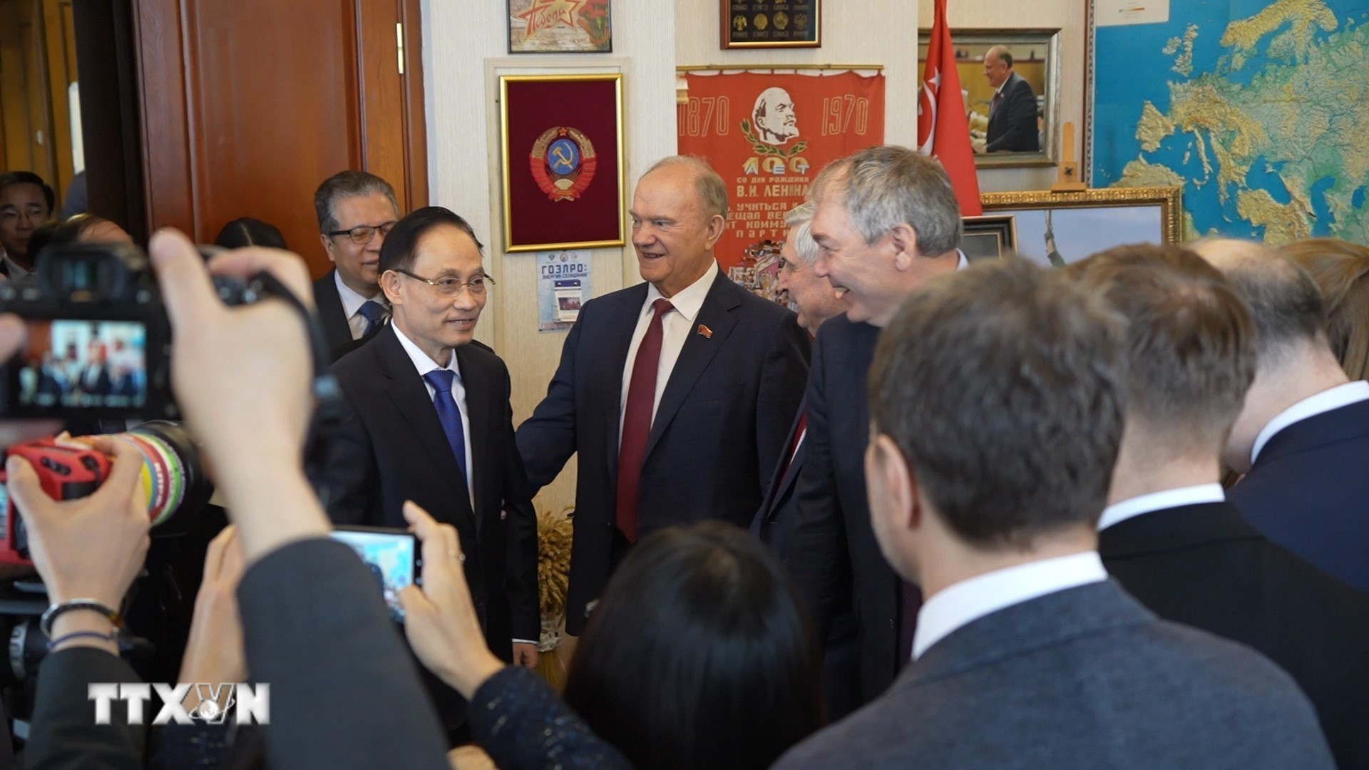 Chủ tịch Đảng Cộng sản Liên bang Nga Gennady Zyuganov đón Đặc phái viên của Tổng Bí thư Tô Lâm, Uỷ viên Bộ Chính trị, Bộ trưởng Ngoại giao Lê Hoài Trung. (Ảnh: Trần Hải/TTXVN)