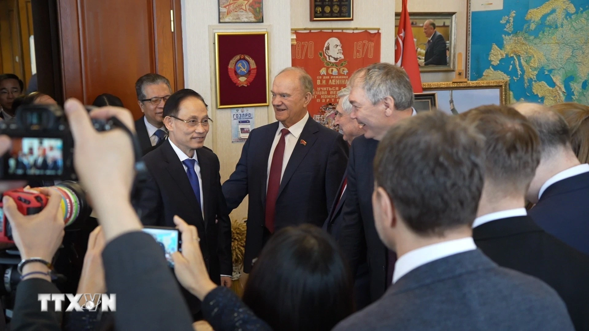 Chủ tịch Đảng Cộng sản Liên bang Nga Gennady Zyuganov đón Đặc phái viên của Tổng Bí thư Tô Lâm, Uỷ viên Bộ Chính trị, Bộ trưởng Ngoại giao Lê Hoài Trung. (Ảnh: Trần Hải/TTXVN)