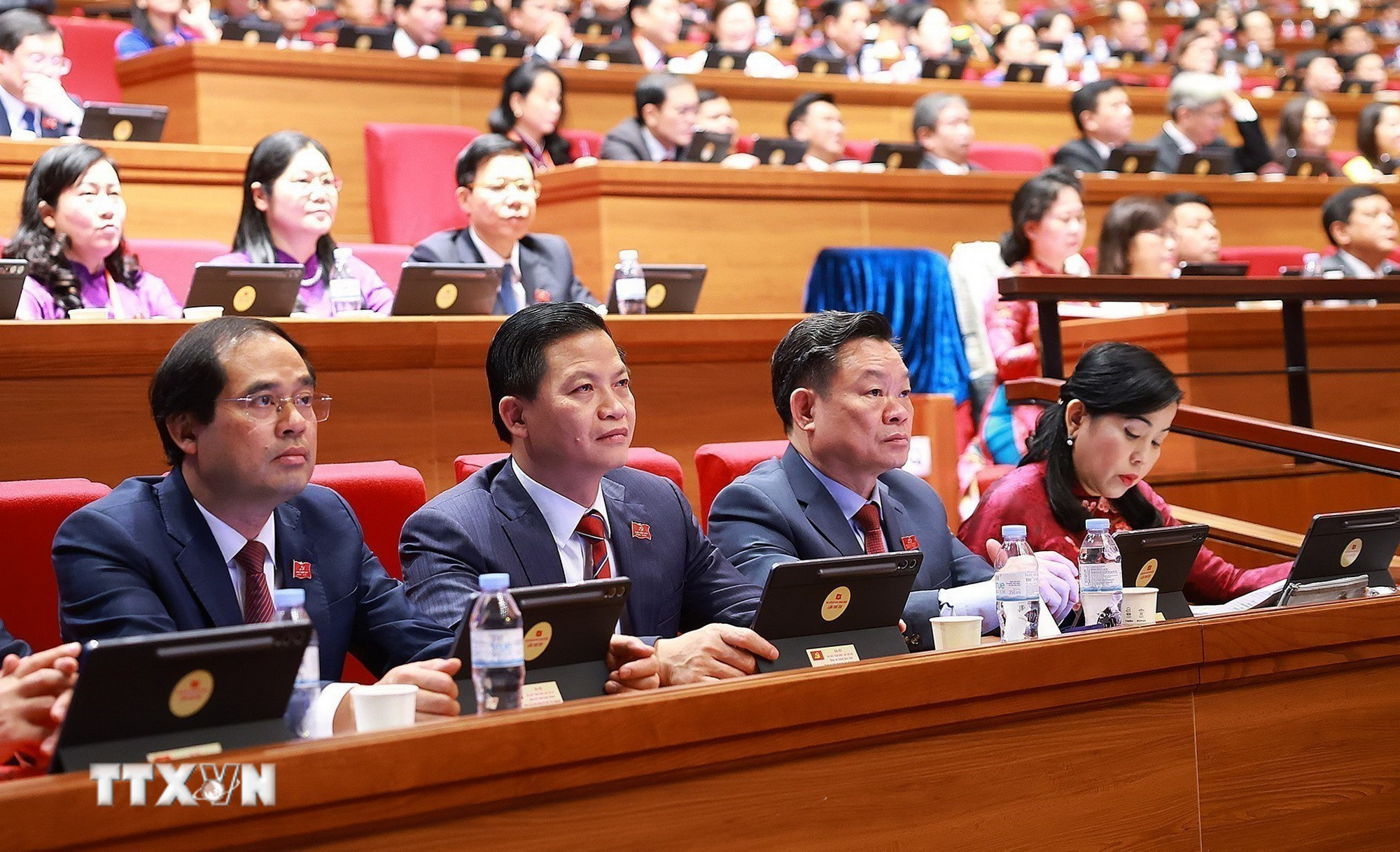 Đoàn đại biểu Đảng bộ tỉnh Thái Nguyên dự phiên thảo luận tại hội trường về các văn kiện Đại hội XIV của Đảng, sáng 21/1. (Nguồn: TTXVN)