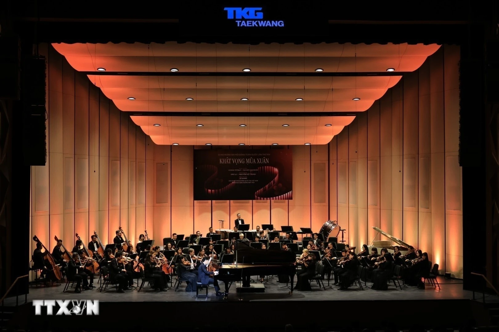 Chương trình hòa nhạc đặc biệt “Khát vọng mùa Xuân” chào mừng Đại hội đại biểu toàn quốc lần thứ XIV của Đảng và hướng tới Kỷ niệm 96 năm Ngày thành lập Đảng Cộng sản Việt Nam (3/2/1930-3/2/2026). (Nguồn: TTXVN phát)