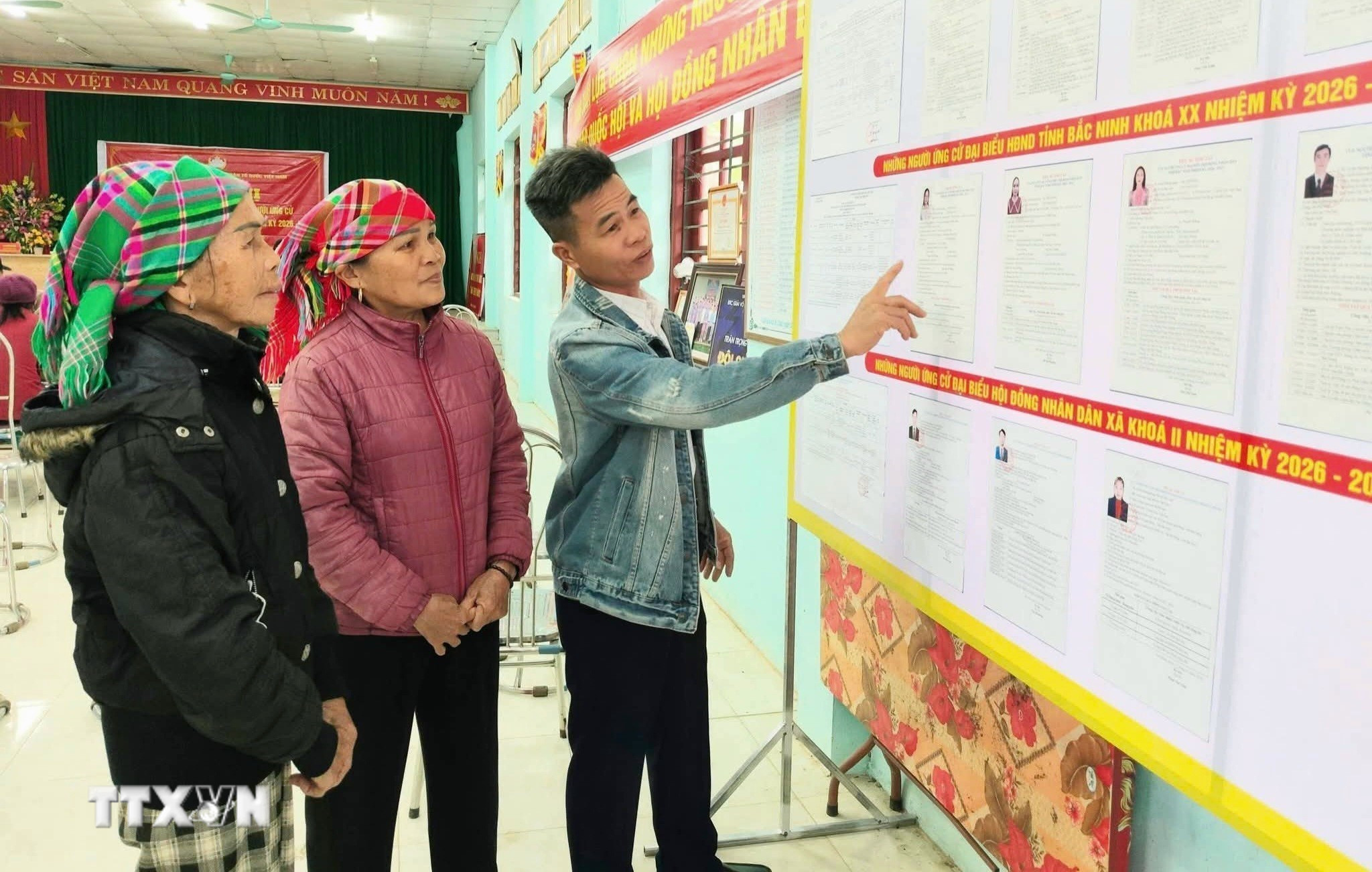 Danh sách và tiểu sử tóm tắt của các ứng cử viên được niêm yết công khai để cử tri tìm hiểu trước khi lựa chọn. (Ảnh: Đồng Thúy/TTXVN)