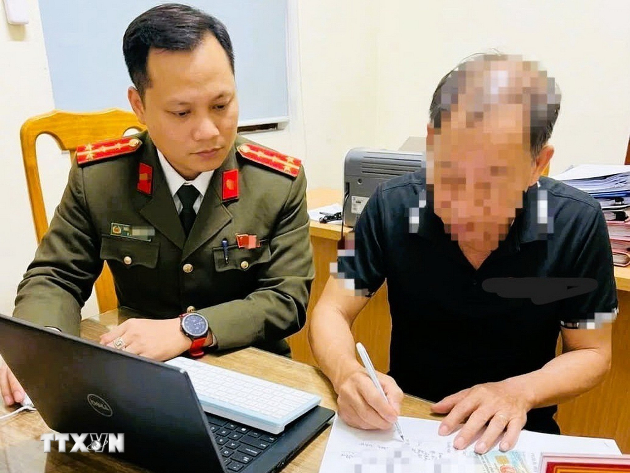 Các đối tượng tự giác gỡ bỏ bài viết, cam kết chấp hành quyết định xử phạt vi phạm hành chính. (Ảnh: TTXVN phát)