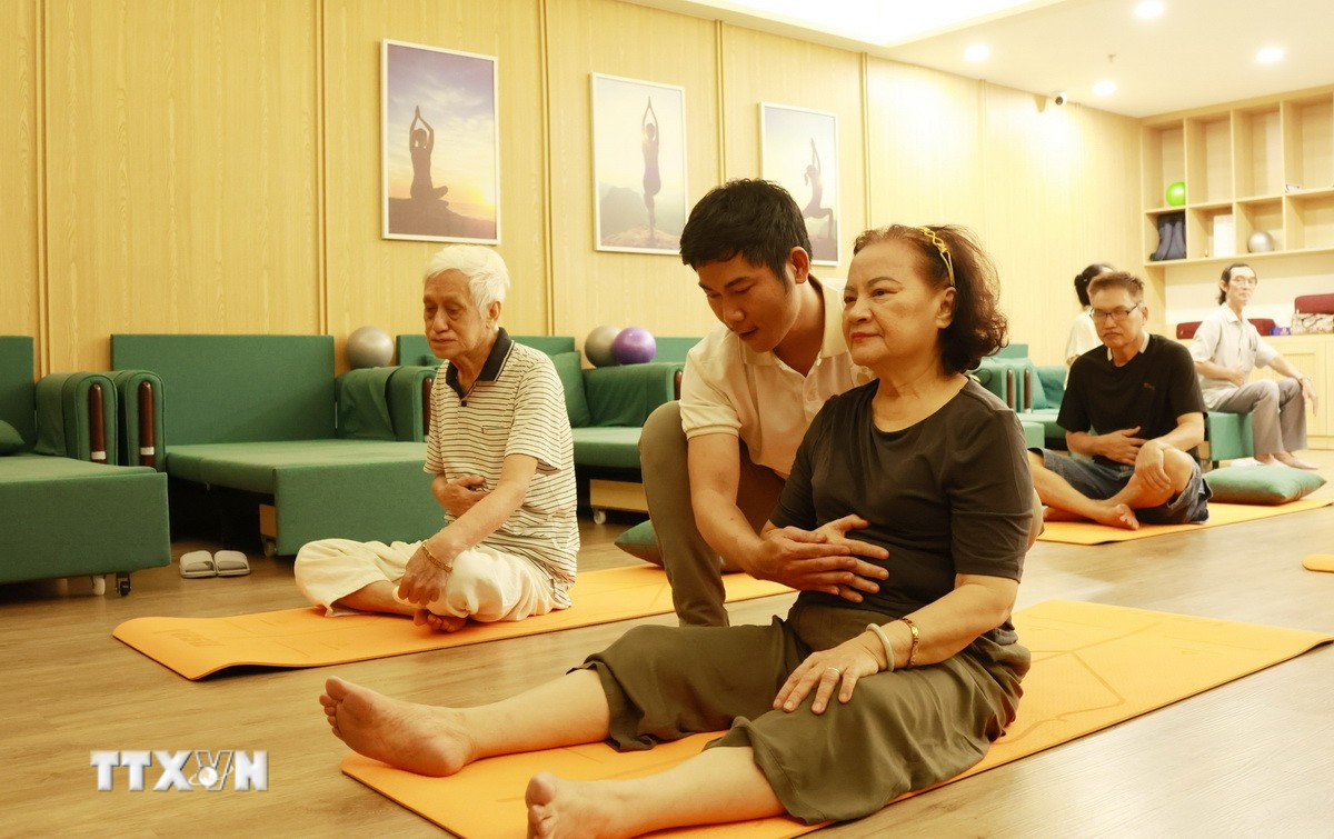 Người cao tuổi tham gia các hoạt động tại một cơ sở chăm sóc người cao tuổi ban ngày. (Ảnh: Đinh Hằng/TTXVN)