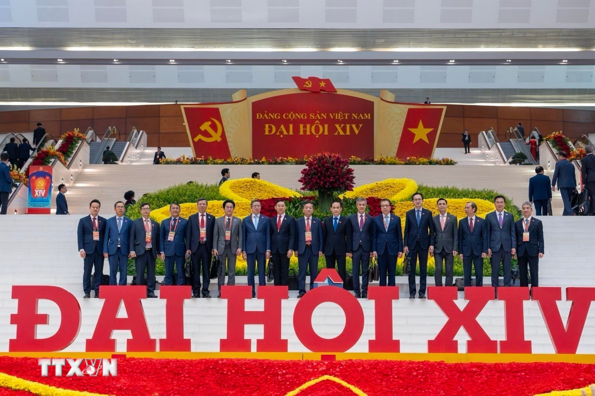 Đại sứ Trịnh Đức Hải (thứ ba, từ phải sang) cùng các đại biểu dự Đại hội XIV của Đảng. (nguồn: TTXVN phát)