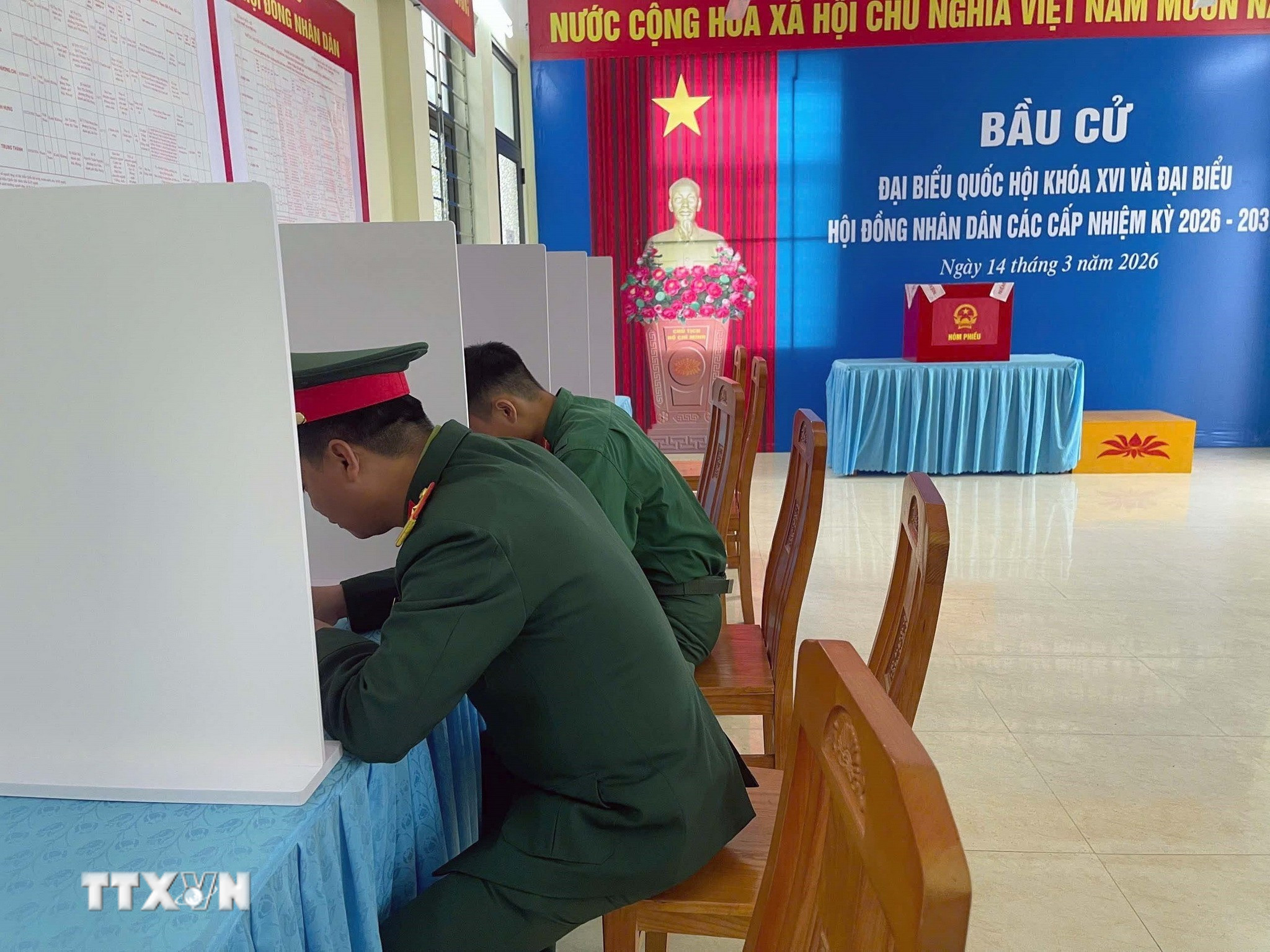 Quân và nhân dân trên đảo tiền tiêu Bạch Long Vĩ tham gia bầu cử sớm. (Ảnh: TTXVN phát)