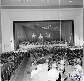 Đoàn đại biểu Quân đội Việt Nam giương cao cờ Quyết thắng do các Thiếu tướng Đàm Quang Trung, Đồng Văn Cống và Đoàn Khuê dẫn đầu đến chào mừng Đại hội lần thứ IV của Đảng. Ảnh: TTXVN