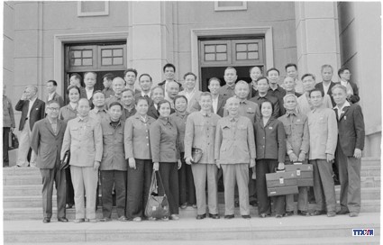 Đồng chí Nguyễn Lương Bằng với các đại biểu Đảng bộ Thanh Hóa. Ảnh: TTXVN