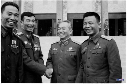 Đồng chí Võ Nguyên Giáp, Ủy viên Bộ Chính trị với đồng chí Hoàng Đăng Vinh, Bùi Quang Thận dự Đại hội Đảng lần thứ IV. Ảnh: TTXVN