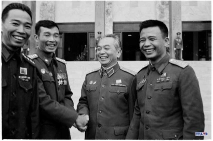 Đồng chí Võ Nguyên Giáp, Ủy viên Bộ Chính trị với đồng chí Hoàng Đăng Vinh, Bùi Quang Thận dự Đại hội Đảng lần thứ IV. Ảnh: TTXVN