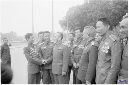 Đồng chí Võ Nguyên Giáp nói chuyện thân mật với anh hùng Trịnh Tố Tâm và các đại biểu. Ảnh: TTXVN