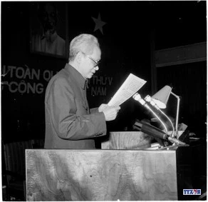 Đồng chí Phạm Văn Đồng đọc báo cáo tại Đại hội. Ảnh: TTXVN