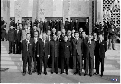 Các đại biểu dự Đại hội Đảng lần thứ IV nói chuyện thân mật và chụp ảnh chung trong giờ giải lao. Ảnh: TTXVN