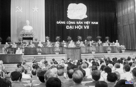 Tổng Bí thư Nguyễn Văn Linh phát biểu tại lễ khai mạc Đại hội Đảng lần thứ VII. Ảnh: TTXVN