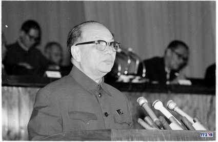 Đồng chí Trường Chinh đọc tham luận tại Đại hội. Ảnh: TTXVN