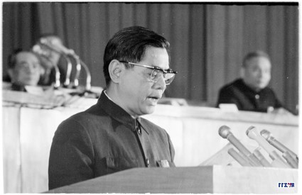 Đồng chí Nguyễn Văn Linh đọc tham luận tại Đại hội. Ảnh: TTXVN