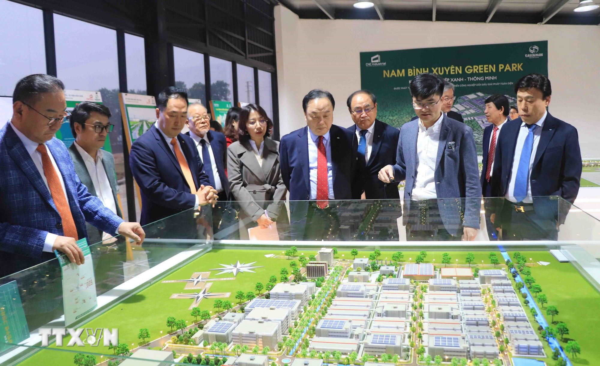 Đoàn công tác Phòng Thương mại và Công nghiệp tỉnh Gyeonggi (Hàn Quốc) tham quan mô hình khu công nghiệp của tỉnh Phú Thọ. (Ảnh: Nguyễn Thảo/TTXVN)