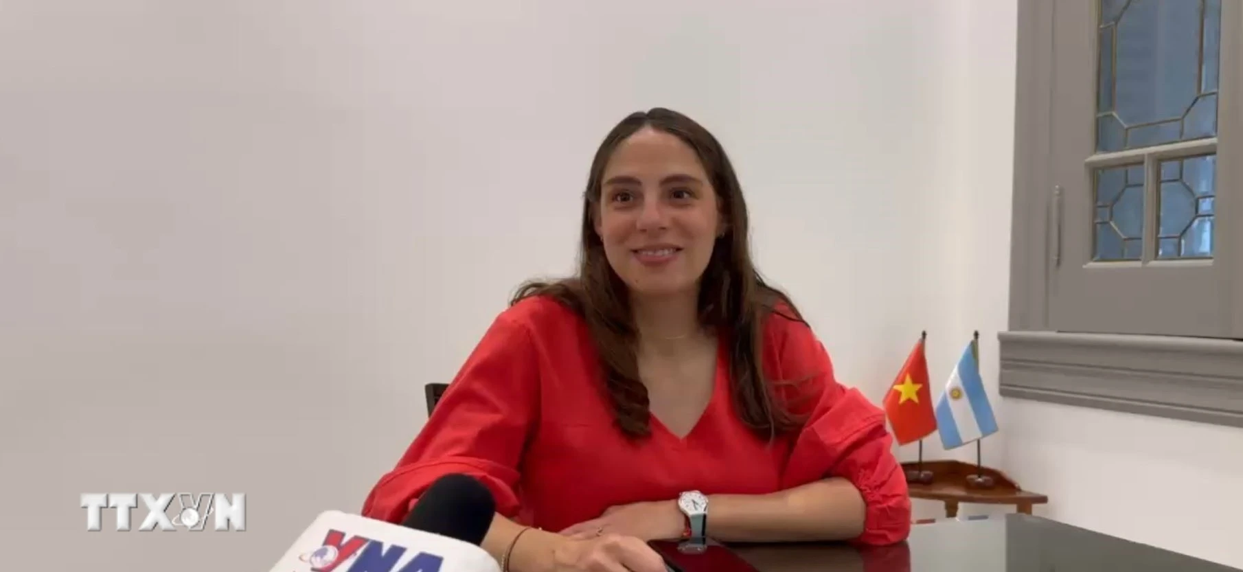 Tiến sỹ quan hệ quốc tế Nadia Radulovich, giảng viên Khoa Nghiên cứu phương Đông, Đại học Salvador (USAL) của Argentina, trả lời phỏng vấn phóng viên TTXVN. (Ảnh: Diệu Hương/TTXVN)