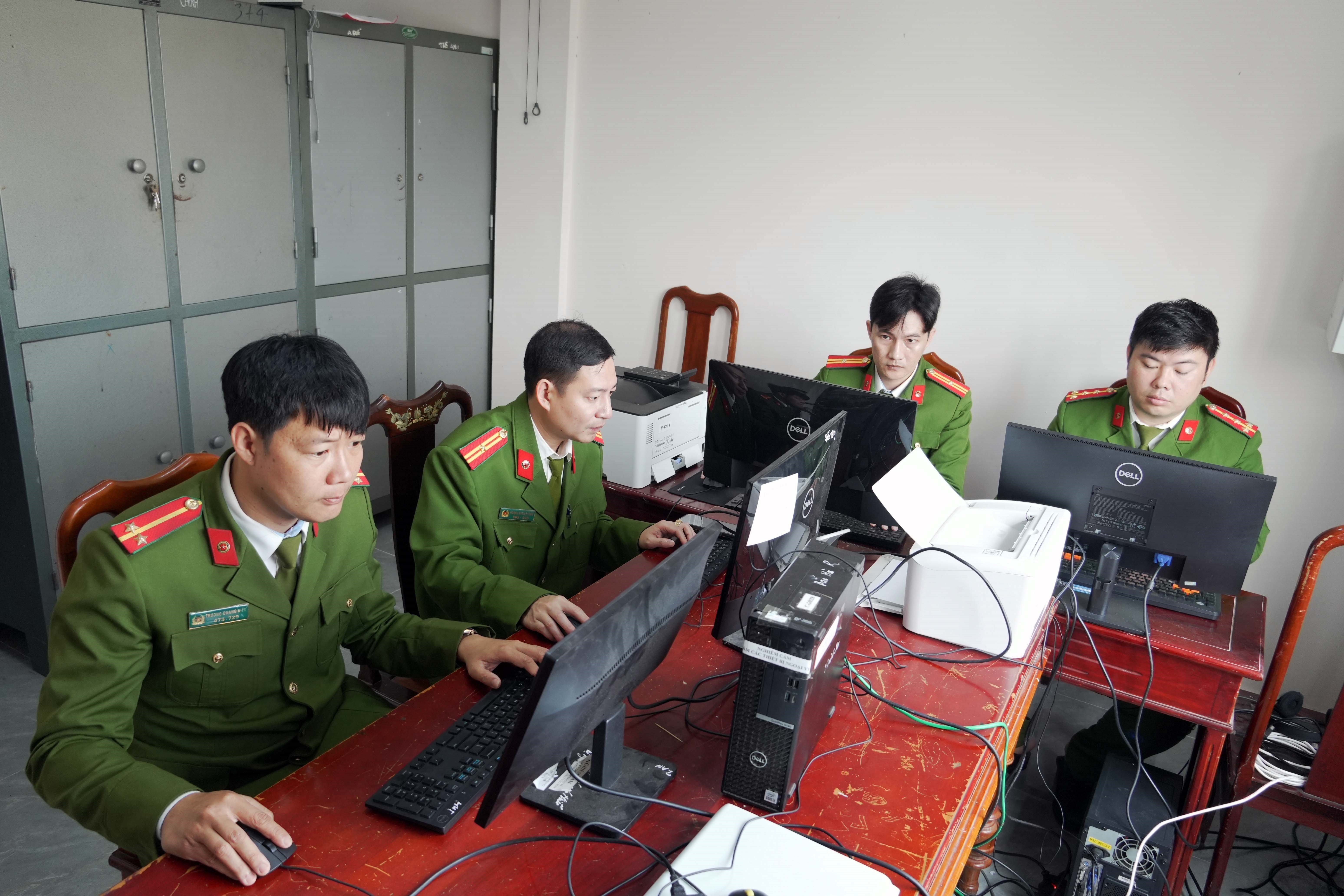 Cán bộ công an phường Thành Sen, tỉnh Hà Tĩnh, thực hiện rà soát dữ liệu dân cư phục vụ công tác bầu cử. (Ảnh: Hữu Quyết/TTXVN)