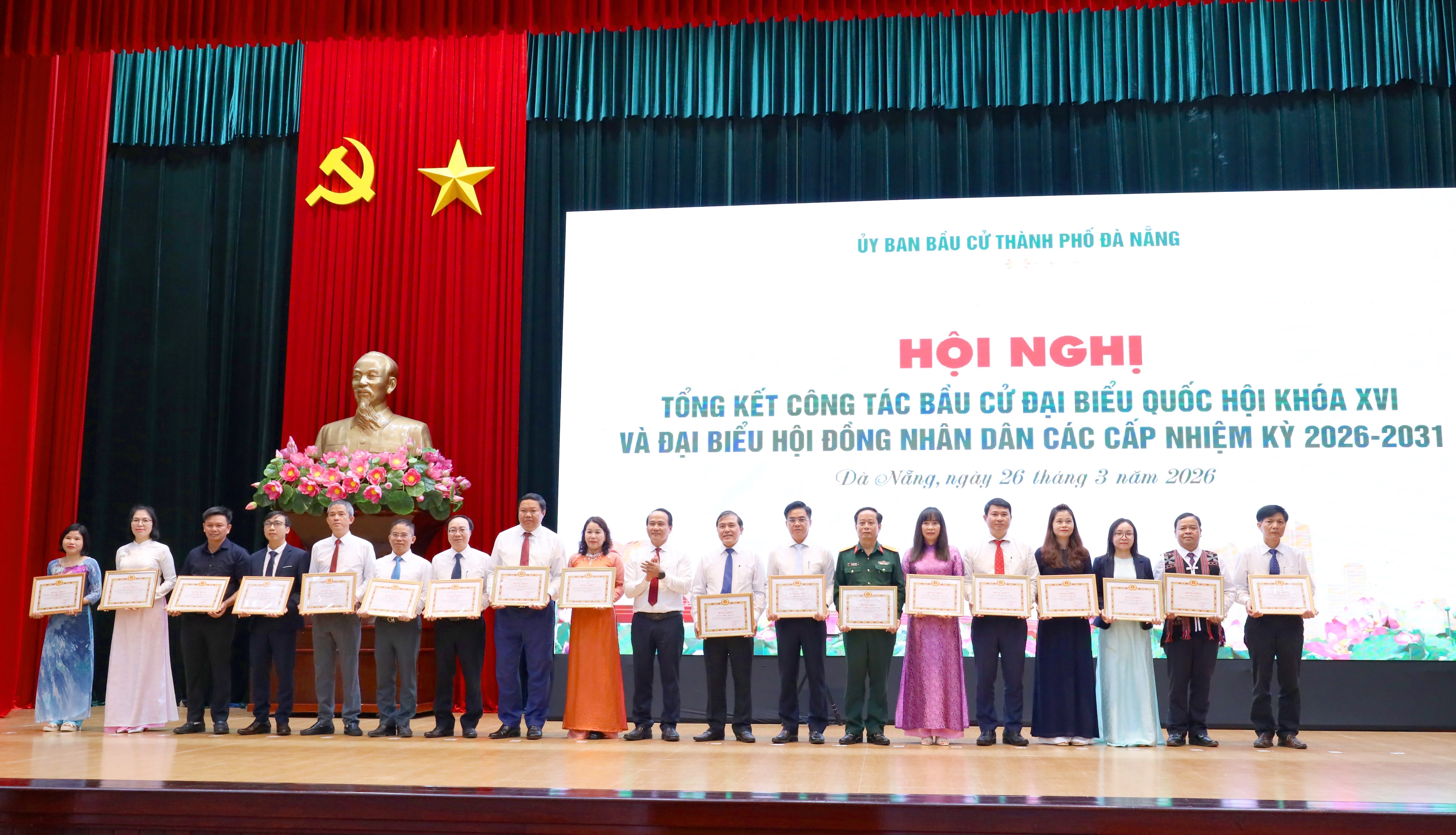 Đại diện các tập thể nhận tuyên dương khen thưởng vì thành tích xuất sắc trong công tác thực hiện bầu cử tại Đà Nẵng. (Ảnh: Trần Lê Lâm/TTXVN)