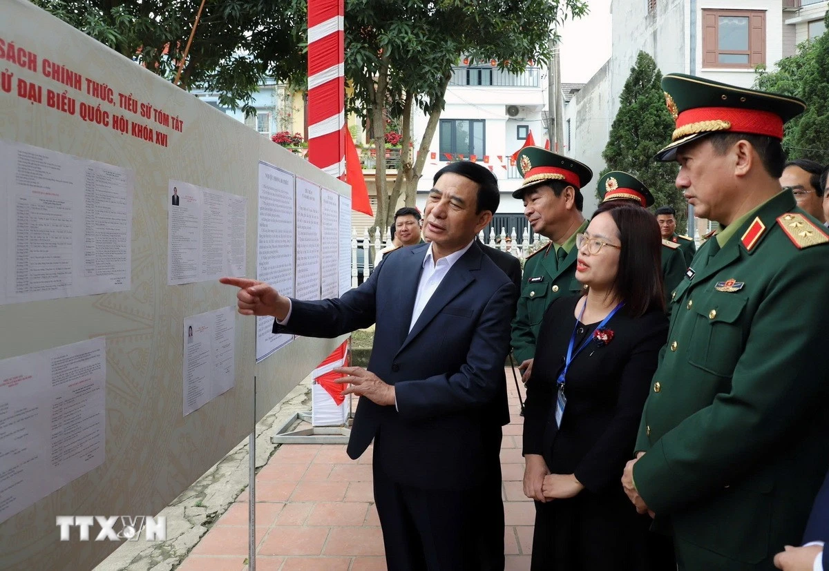 Đại tướng Phan Văn Giang, Ủy viên Bộ Chính trị, Bộ trưởng Bộ Quốc phòng, kiểm tra công tác chuẩn bị bầu cử tại Tổ 38 phường Phan Đình Phùng, tỉnh Thái Nguyên. (Ảnh: Thu Hằng/TTXVN)
