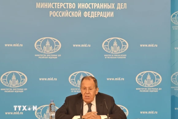Ngoại trưởng Sergey Lavrov trả lời phóng viên TTXVN tại Liên bang Nga về Đại hội XIV. (Ảnh: Tâm Hằng/TTXVN)