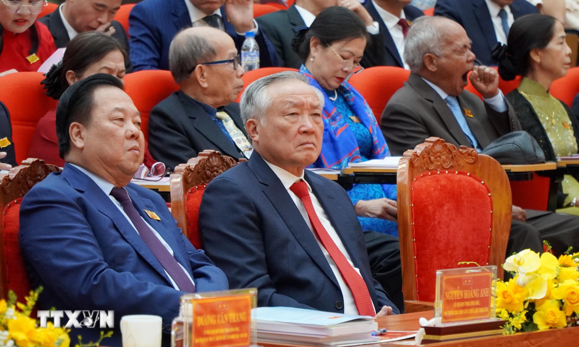 Phó Thủ tướng Thường trực Chính phủ Nguyễn Hoà Bình (thứ hai, từ trái sang) dự Đại hội. (Ảnh: Lê Phước Ngọc/TTXVN) ttxvn-dai-hoi-dai-bieu-dang-bo-tinh-quang-ngai-nhiem-ky-2025-2030-8269182-2.jpg