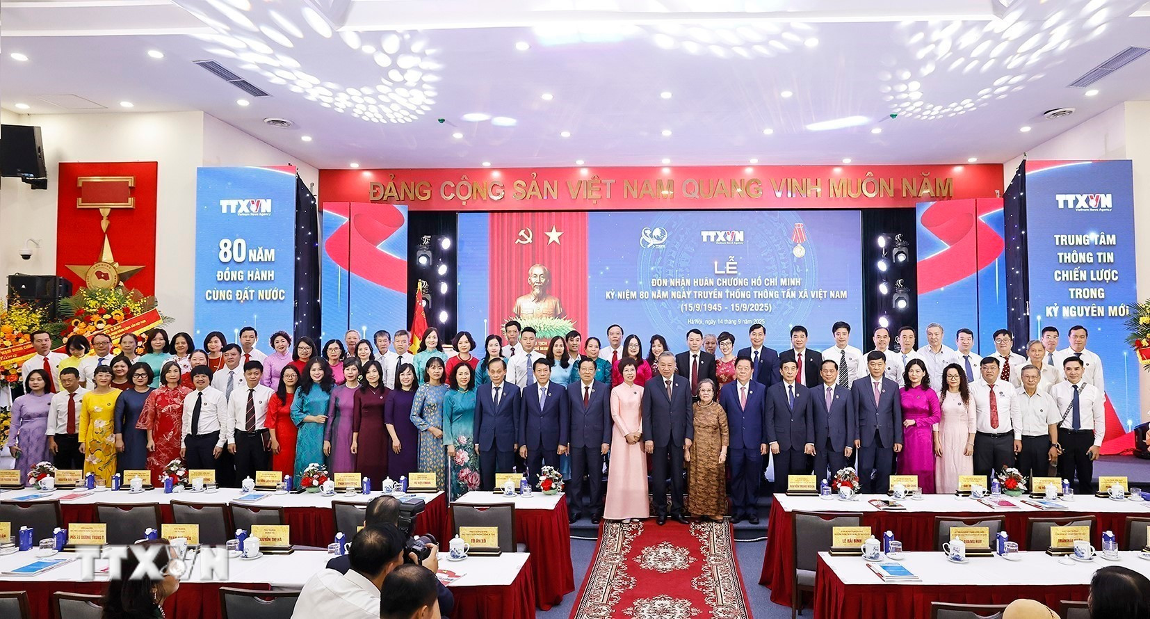 Tổng Bí thư Tô Lâm và các đồng chí lãnh đạo Đảng, Nhà nước và các đại biểu chụp ảnh chung. (Ảnh: Doãn Tấn/TTXVN) ttxvn-tong-bi-thu-to-lam-du-ky-niem-80-nam-ngay-truyen-thong-thong-tan-xa-viet-nam-8274265-3.jpg