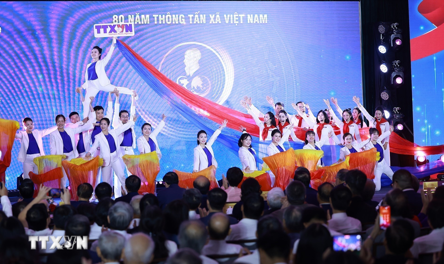ttxvn-tong-bi-thu-to-lam-du-le-ky-niem-80-nam-ngay-truyen-thong-thong-tan-xa-viet-nam-8274040-5.jpg