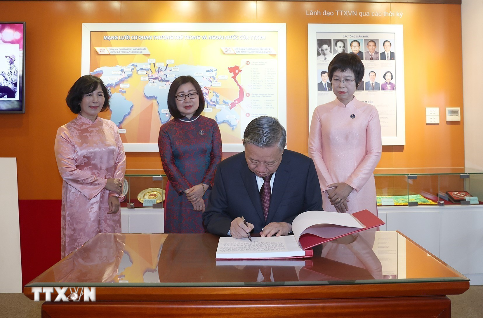ttxvn-tong-bi-thu-to-lam-du-le-ky-niem-80-nam-ngay-truyen-thong-thong-tan-xa-viet-nam-8273988-1.jpg