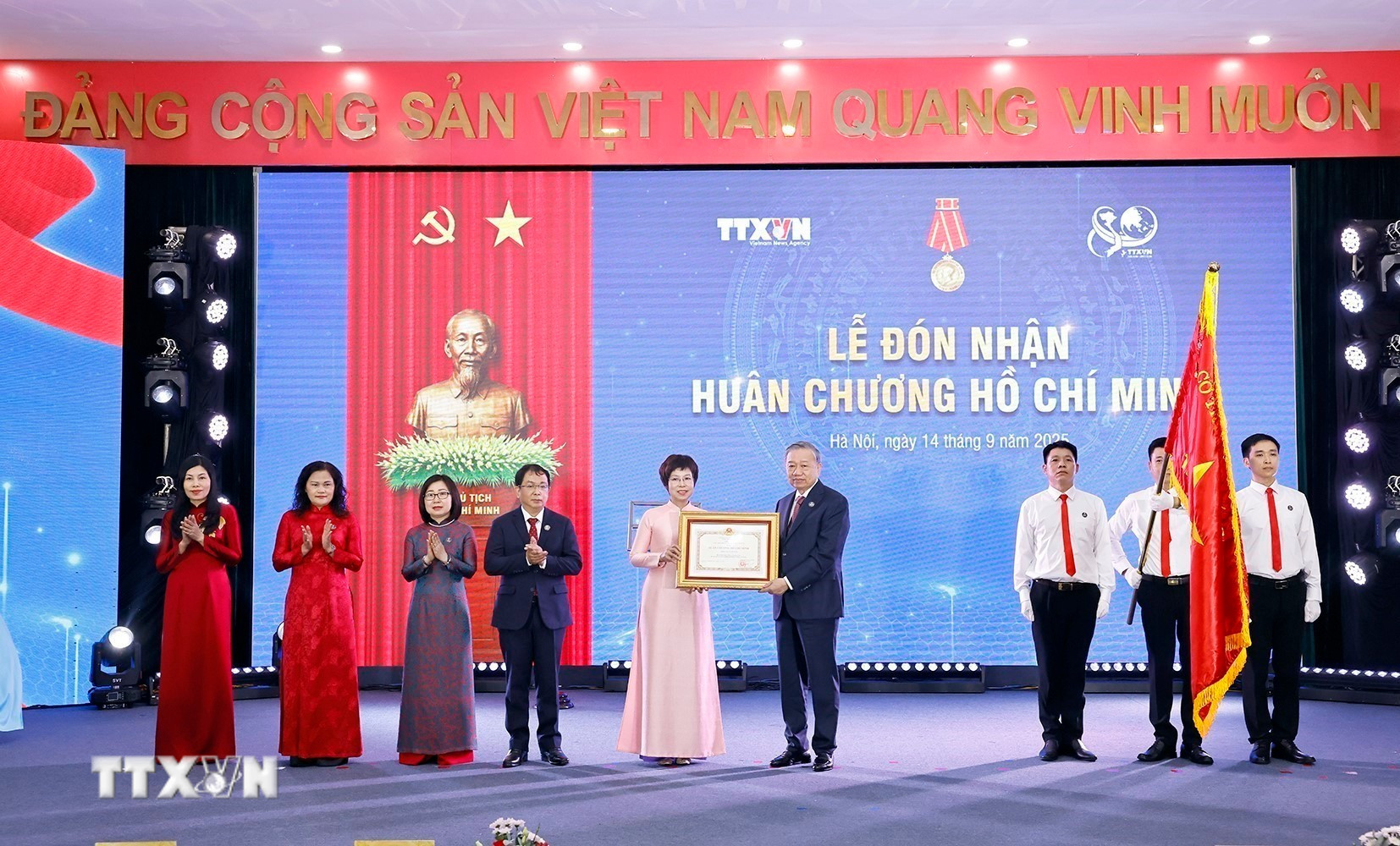 Tổng Bí thư Tô Lâm trao Huân chương Hồ Chí Minh lần thứ ba cho Thông tấn xã Việt Nam. (Ảnh: Doãn Tấn/TTXVN) ttxvn-tong-bi-thu-to-lam-du-le-ky-niem-80-nam-ngay-truyen-thong-thong-tan-xa-viet-nam-8274091.jpg
