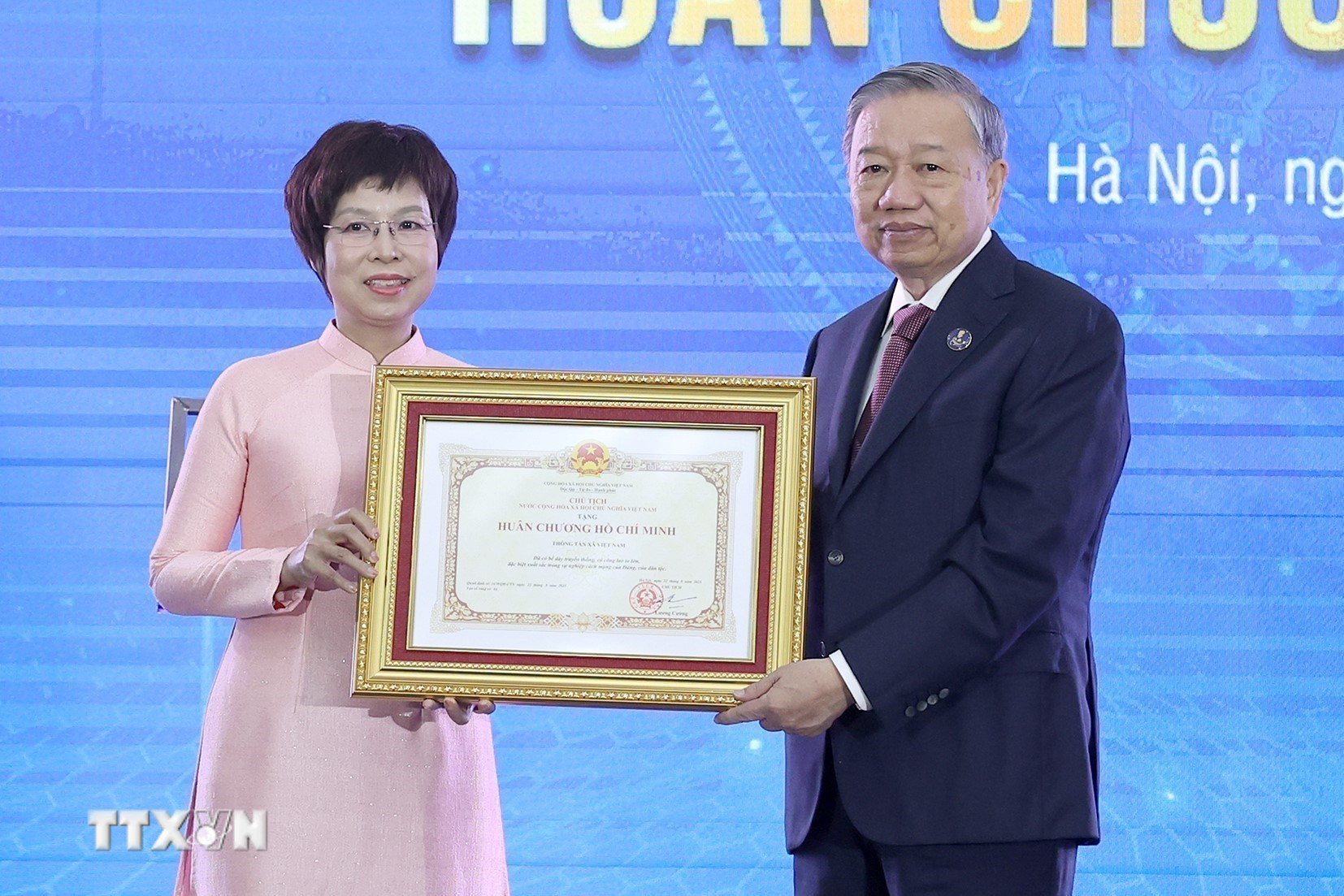 Tổng Bí thư Tô Lâm trao Huân chương Hồ Chí Minh lần thứ ba cho Thông tấn xã Việt Nam. (Ảnh: Thống Nhất/TTXVN) ttxvn-tong-bi-thu-to-lam-trao-huan-chuong-ho-chi-minh-cho-1.jpg